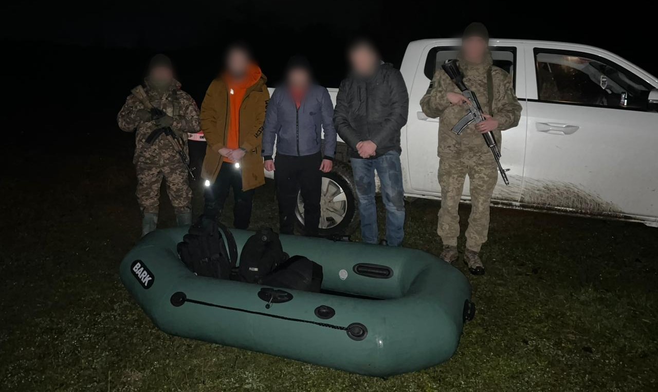 Франківець з двома компаньйонами тікав в Угорщину на гумовому човні: їх спіймали прикордонники