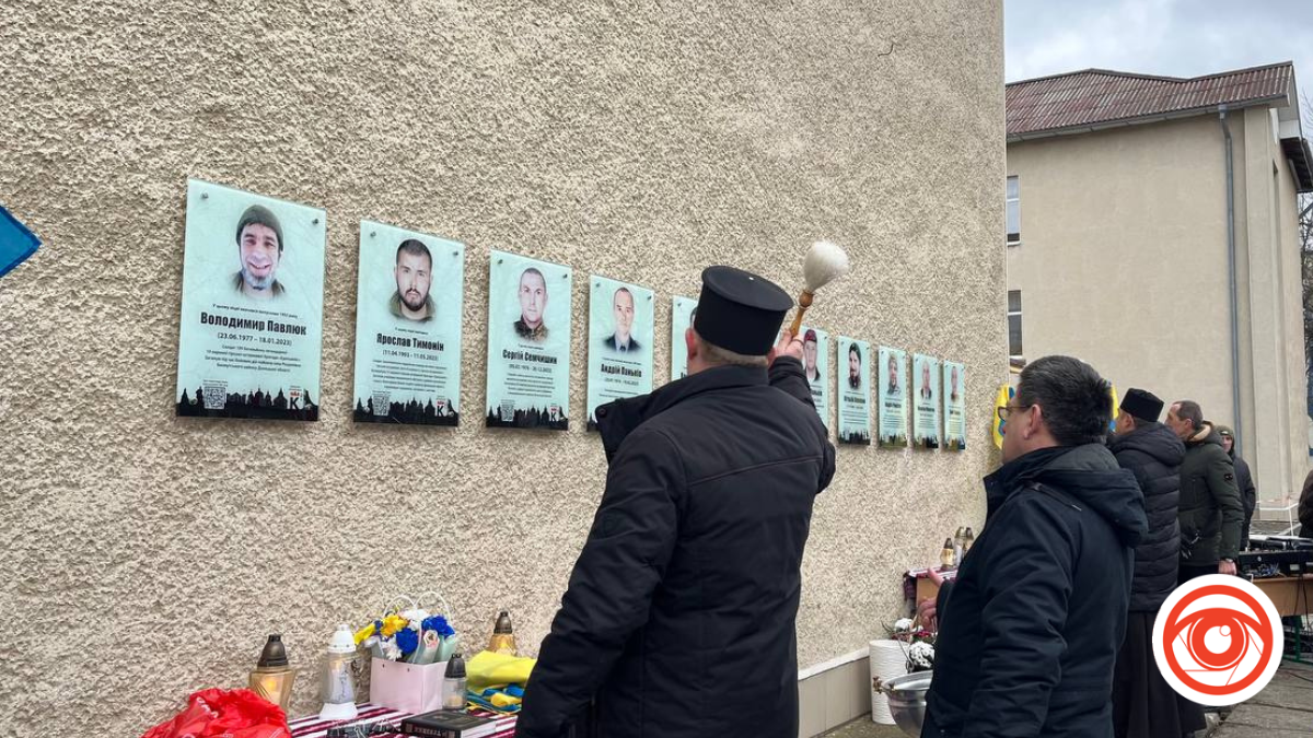 У Калуському ліцеї №3 відкрили 5 меморіальних дощок полеглим Захисникам