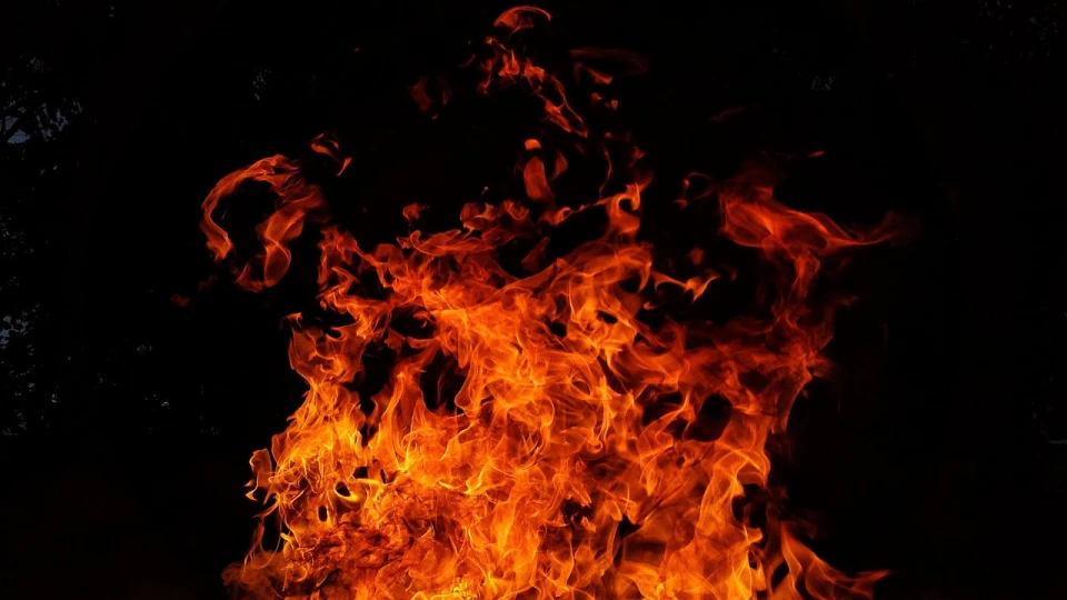 На вулиці Коновальця в Івано-Франківську сталася пожежа в житловому будинку