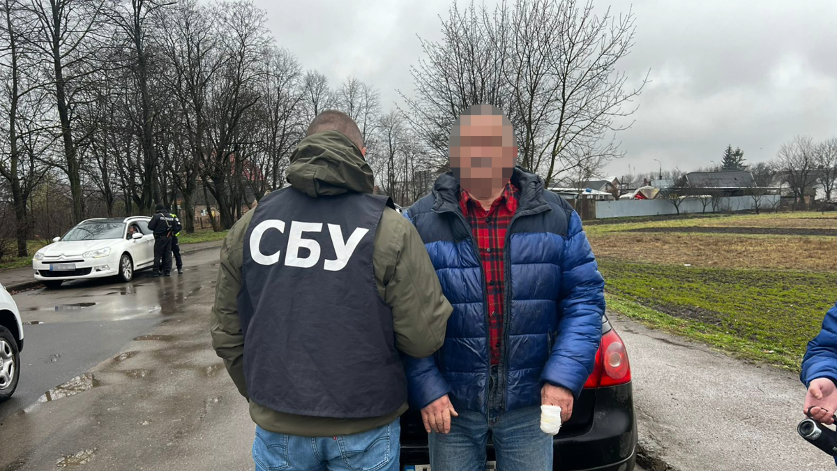 СБУ затримала прикарпатських торговців зброєю