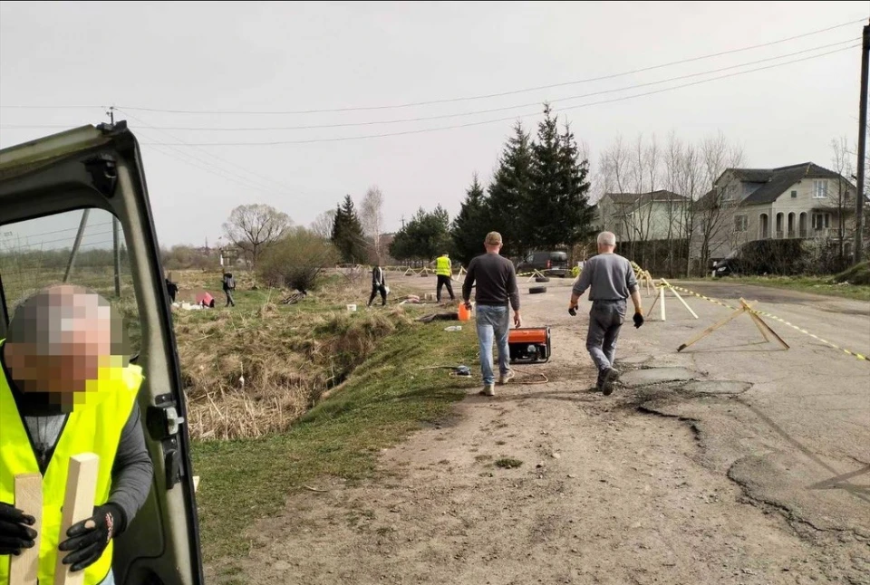 У селі на Івано-Франківщині мешканці вирішили самостійно відремонтувати аварійну дорогу