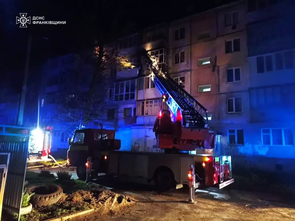 У Калуші в пожежі загинув чоловік, вдалося врятувати жінку