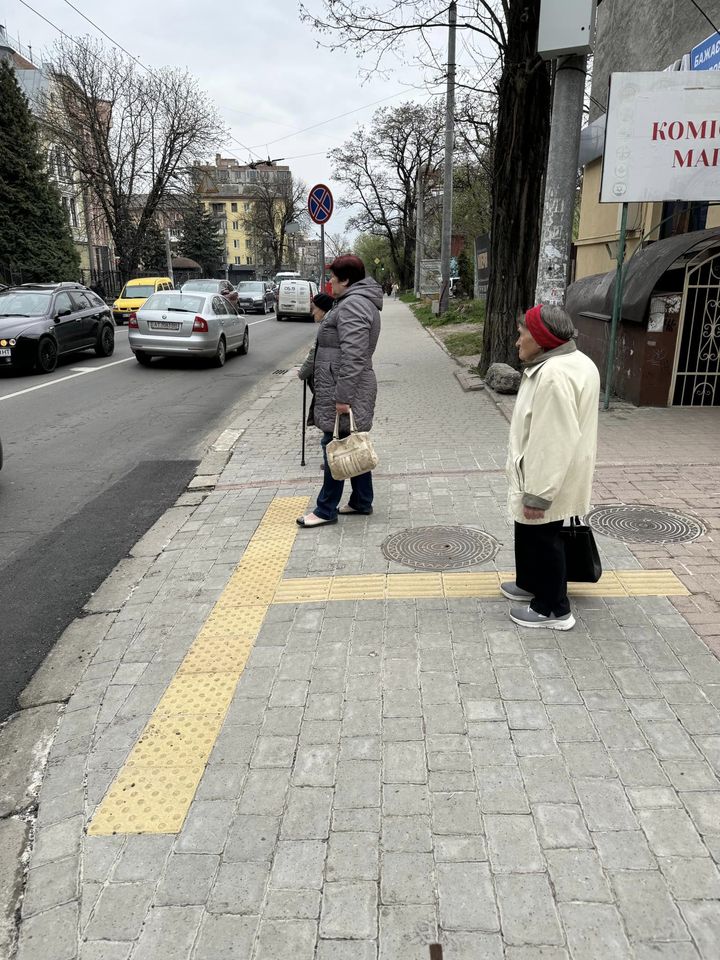 пониження на всіх пішохідних переходах в районі перехрестя вулиць Василіянок-Вовчинецька